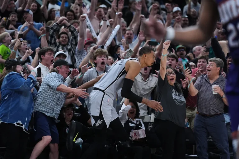 Victor Wembanyama drills game-winner to lift Spurs past Suns, clinch team's first playoff berth since 2019