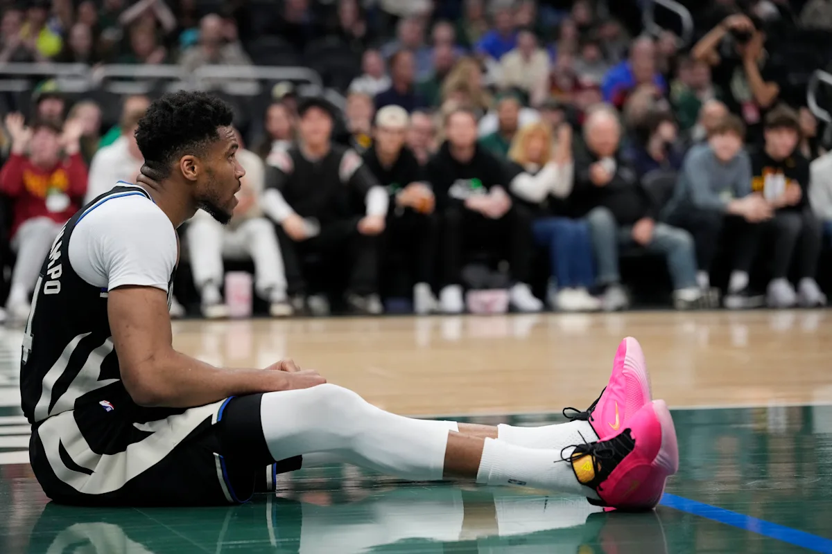 Giannis Antetokounmpo reportedly out at least 1 week after suffering left knee hyperextension and bone bruise
